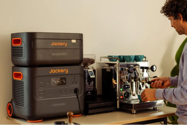 Портативна електростанція Jackery Explorer 2000 Plus